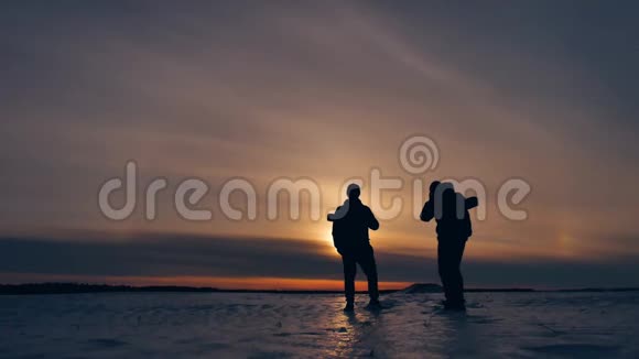 两名游客剪影男子去日落旅行者旅游概念2摄影师在户外散步视频的预览图