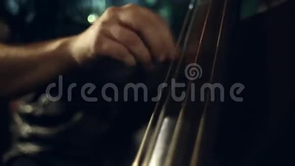 这位音乐家在大提琴上演奏爵士乐视频的预览图