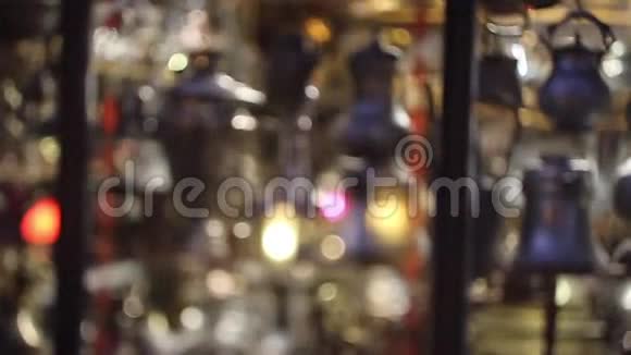东部投手站在土耳其商店的架子上视频的预览图