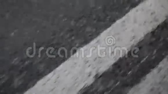 沥青道路有白色条纹视频的预览图