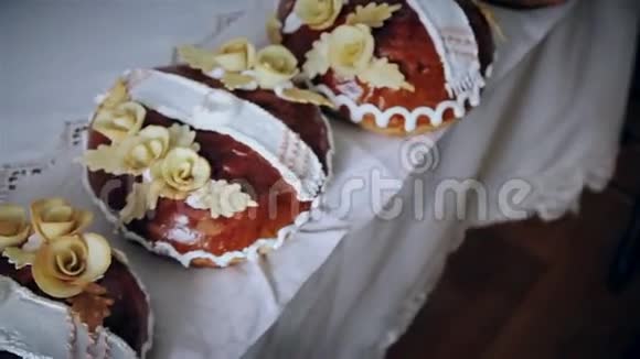 刺绣毛巾上的婚礼面包视频的预览图