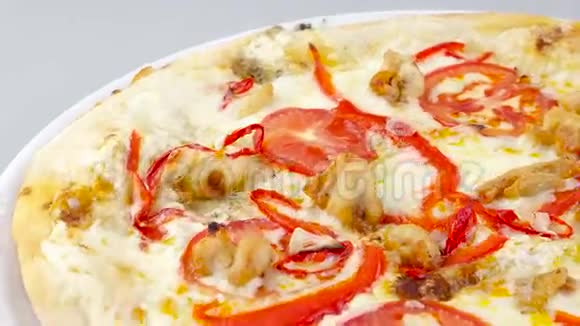 鸡肉和西红柿的披萨旋转视频的预览图