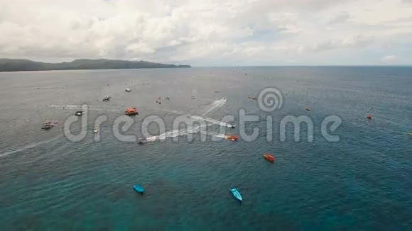 海上快艇鸟瞰菲律宾长滩岛视频的预览图