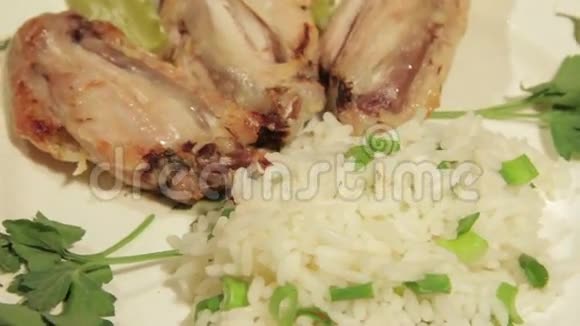 鸡翅上的米饭视频的预览图
