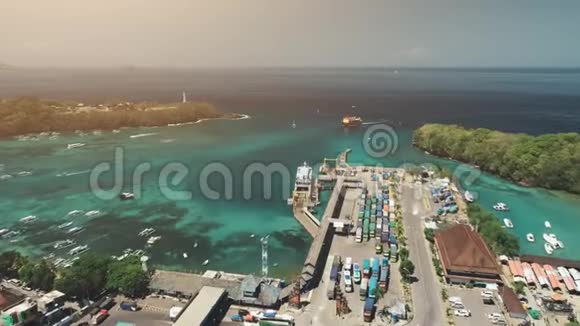 飞越海洋港港口码头上空视频的预览图