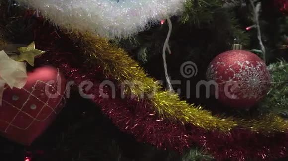 圣诞树上的装饰品视频的预览图