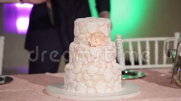 新郎新娘切结婚蛋糕视频的预览图