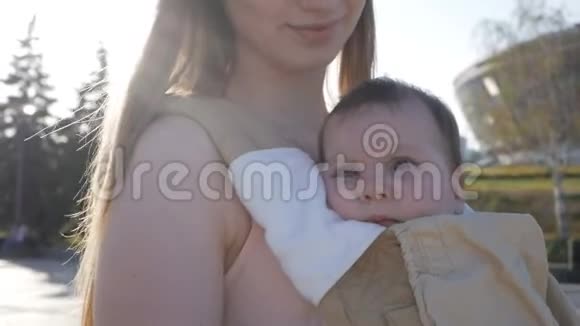 年轻快乐的妈妈带着小女孩在公园里散步视频的预览图