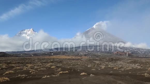 美丽的Kamchatka火山景观Kamen火山和Klyuchevskoy火山喷发视频的预览图