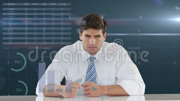 愤怒的商人坐在办公桌前视频的预览图