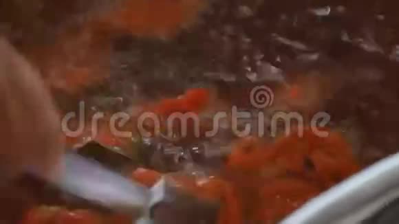 平底锅煎炸时用的卷式煎鱼片和鳍片视频的预览图