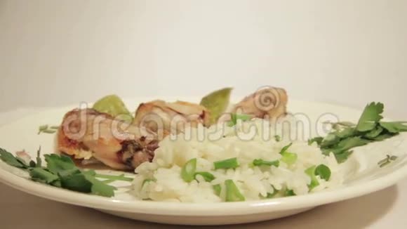 鸡翅上的米饭视频的预览图