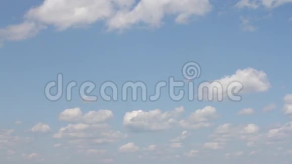 白云在蓝天的时间流逝视频的预览图