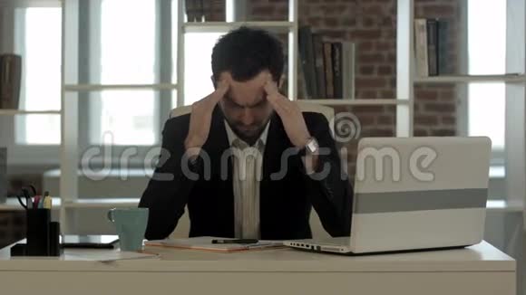 沮丧的商人坐在电脑前视频的预览图