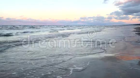 波罗的海的波浪在沙滩上翻滚视频的预览图