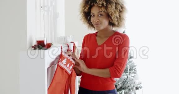 快乐的年轻女人挂着圣诞丝袜视频的预览图