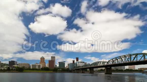 在俄勒冈州波特兰市与霍桑桥之间的白云时间流逝视频的预览图