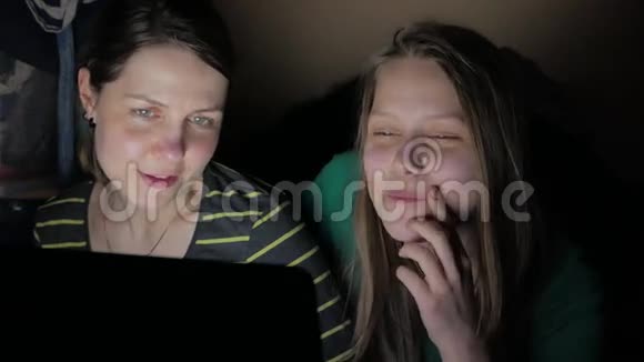 母女俩坐在笔记本电脑前一起玩4KUHD视频的预览图