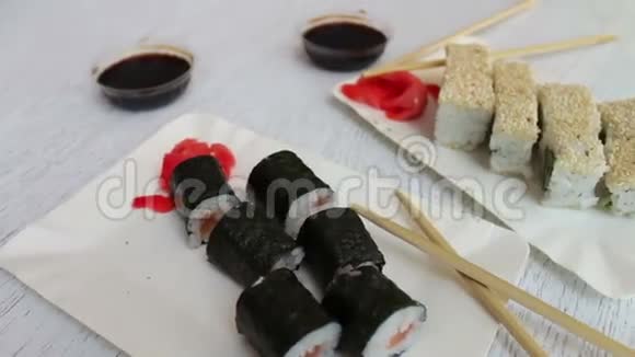 美味的寿司有三文鱼和寿司有鱼粉红色姜盘子里有青芥末还有漂亮的酱油视频的预览图
