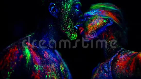 恋爱中的激情情侣在紫外线下涂上荧光粉视频的预览图