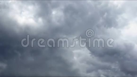 乌云在蓝天上移动视频的预览图