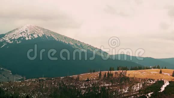 喀尔巴阡山脉山谷中的云和快速阴影视频的预览图