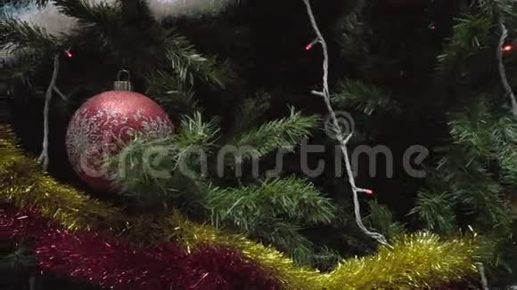 圣诞树上的装饰品视频的预览图