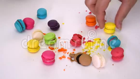 特写一个女人的手拿起凌乱的五颜六色的通心粉通心粉糖果甜点它是粉碎和挤压的小碎片视频的预览图
