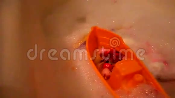 孩子在浴缸里玩泡沫视频的预览图
