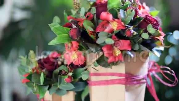 花束在光线的照射下旋转花的组成由阿尔斯特洛梅里亚玫瑰威望布鲁尼亚组成视频的预览图
