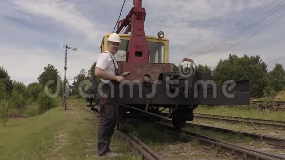 铁路员工沿着火车行走视频的预览图