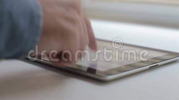 手摸平板电脑表面触摸屏视频的预览图