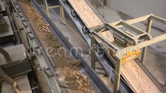 厂内输送带陶瓷厂设备输送机上的粘土运输工业内部视频的预览图