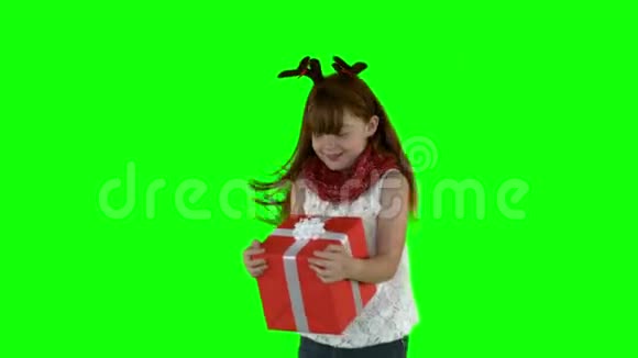 小女孩带着礼物慢动作旋转视频的预览图