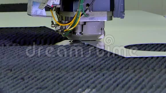 在工业数控机床上加工金属薄板的切削孔冲压视频的预览图