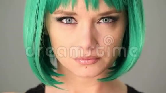 戴着绿色假发的绿眼女人视频的预览图