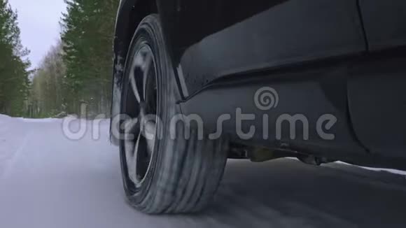 汽车在一条雪林路上行驶视频的预览图