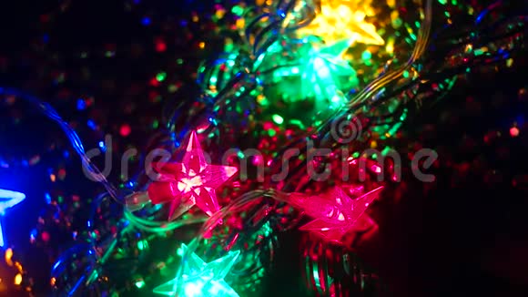 准备圣诞装饰照明花环装饰闪烁的背景视频的预览图
