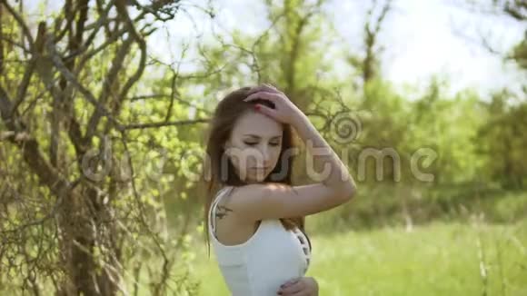 伤心寂寞的女孩女的是生活方式站在枯树旁的是悲伤的女巫可怕的恐怖视频的预览图