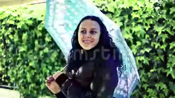 带伞的快乐女孩视频的预览图