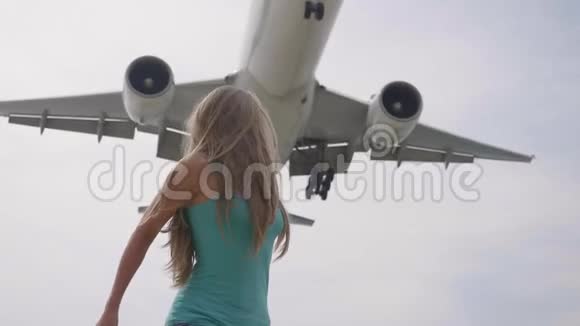 飞机在女人上方飞行视频的预览图