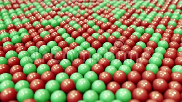 穿过红色和绿色塑料球可循环运动背景视频的预览图