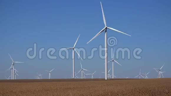 风力机风力涡轮机农业麦田发电机电力视频的预览图