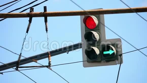 莫斯科街道上的红黄绿交通灯和箭头视频的预览图