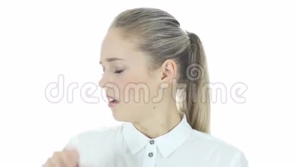 咳嗽生病的商业女人咳嗽白色背景年轻视频的预览图