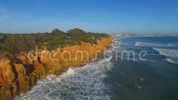 悬崖和大海的空中景色视频的预览图