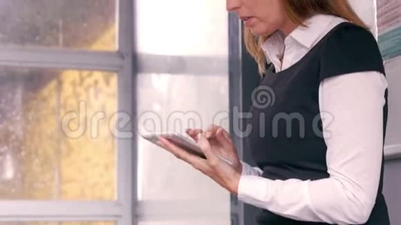 女商人用平板电脑等火车视频的预览图