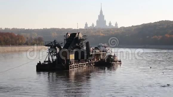莫斯克瓦河夏日的船莫斯科俄罗斯视频的预览图