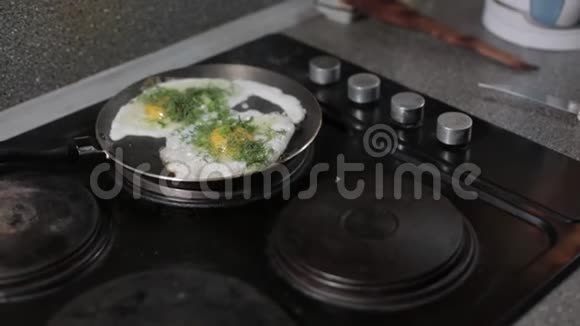 鸡蛋炒煎锅早餐健康食品视频的预览图