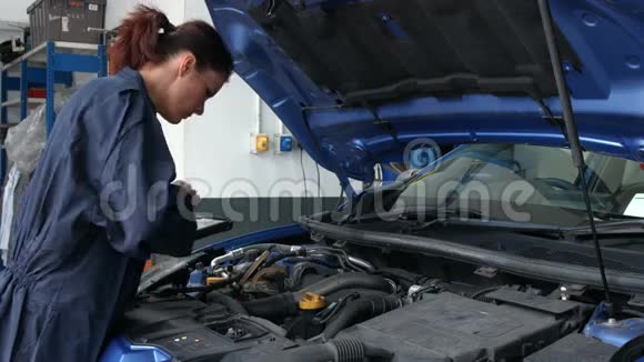 女机械师修理发动机视频的预览图